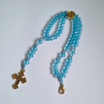 Pulseira terço azul clara e dourada São Bento