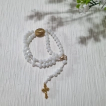 Pulseira terço branca e dourada Nossa Senhora Aparecida