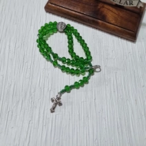 Pulseira terço verde clara e prateada São Bento