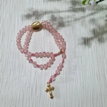 Pulseira terço rosa claro e dourada Nossa Senhora Aparecida