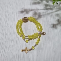 Pulseira terço amarela clara e dourada Nossa Senhora Aparecida