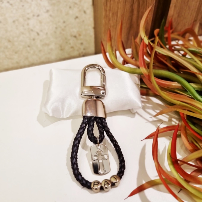 Chaveiro de couro masculino crucifixo personalizado