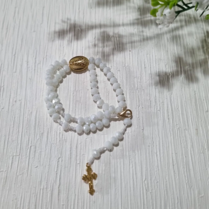 Pulseira terço branca e dourada Nossa Senhora Aparecida