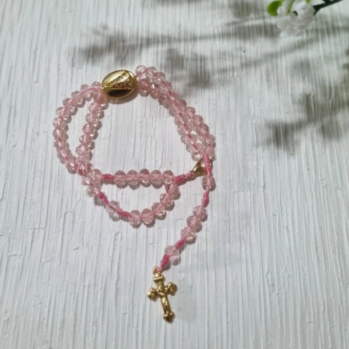 Pulseira terço rosa claro e dourada Nossa Senhora Aparecida
