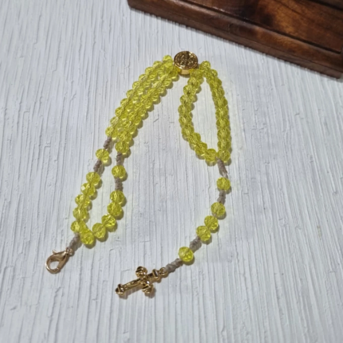 Pulseira terço amarela clara e dourada São Bento