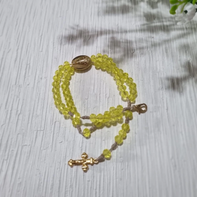 Pulseira terço amarela clara e dourada Nossa Senhora Aparecida