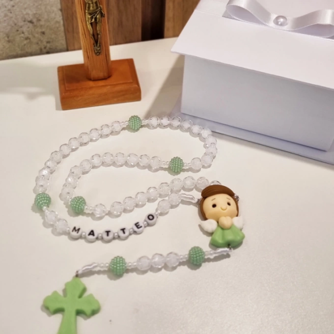 Terço infantil com nome branco e verde